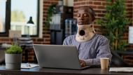 Using a neck stretcher can improve your posture (Image via Freepik/DCStudio)